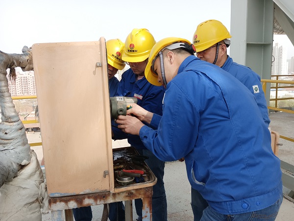 4月6日，空分尿素工段段長郭凱、技術(shù)員張桂芳等人在尿素框架五樓進(jìn)行電纜更換，變送器接線檢維修工作  計控電儀部 馮香妮 攝.jpg