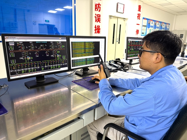 運行班長張浩東正在總變調(diào)度工作.jpg